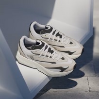 Кроссовки женские Adidas Lightblaze