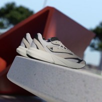 Кроссовки женские Adidas Lightblaze
