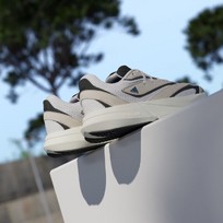 Кроссовки женские Adidas Lightblaze